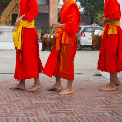 Cérémonie d'offrandes aux moines
