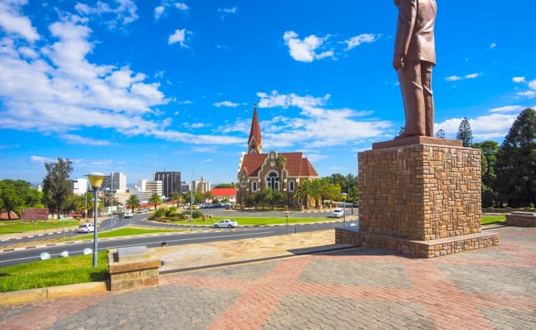 Contrastes de la capitale namibienne et envol pour la France (295 km)