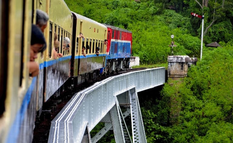 En Train sur le viaduc de Gokteik
