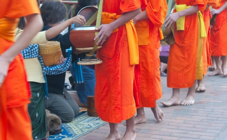 Tak bat, la cérémonie d'offrandes aux moines