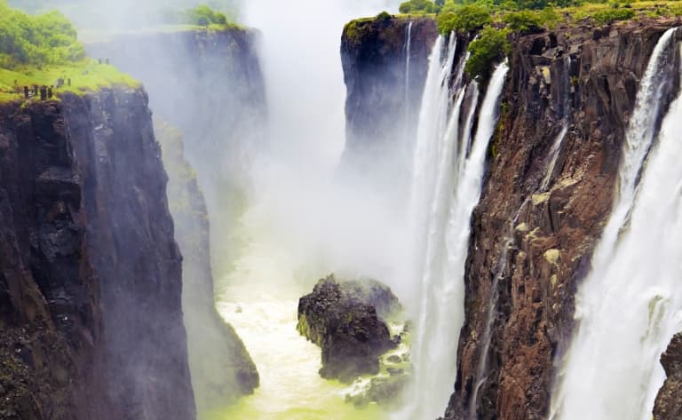 Contrastes de la capitale namibienne et envol pour les Chutes Victoria (259 km)